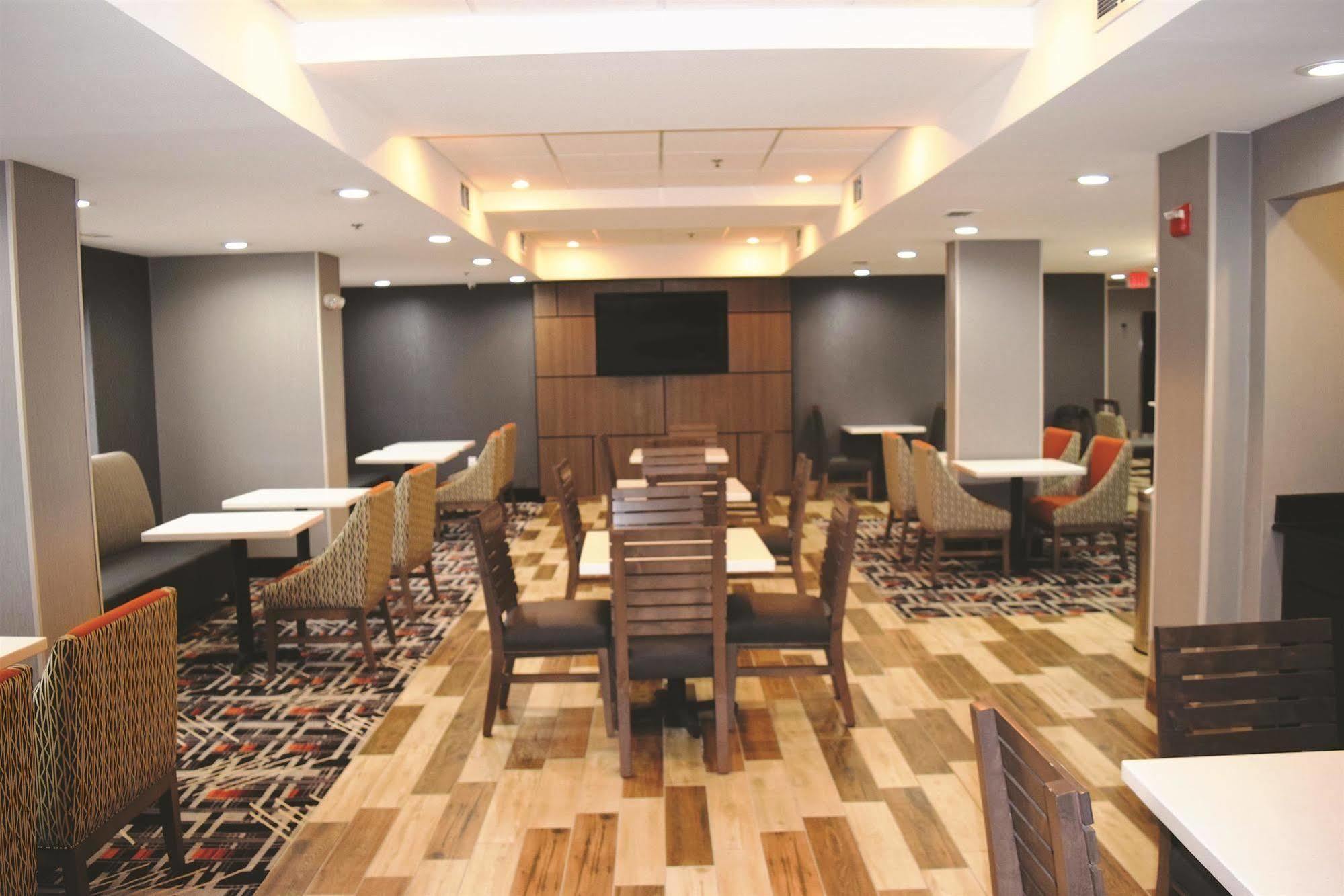 La Quinta Inn & Suites By Wyndham Dc Metro Capital Beltway Capitol Heights Exteriör bild